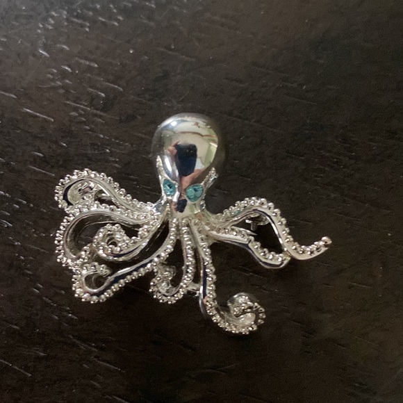 AAI Octopus Silver Tone brooch - Picture 2 of 3
